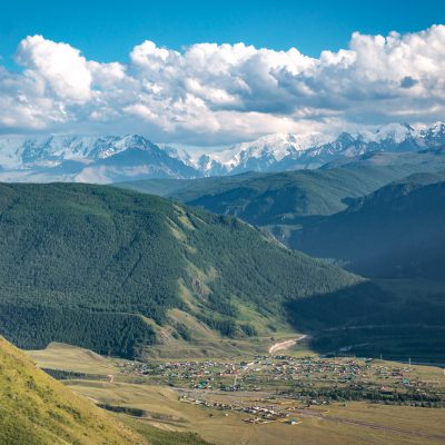 Blick auf die Nordhänge der Chuya-Gebirgskette