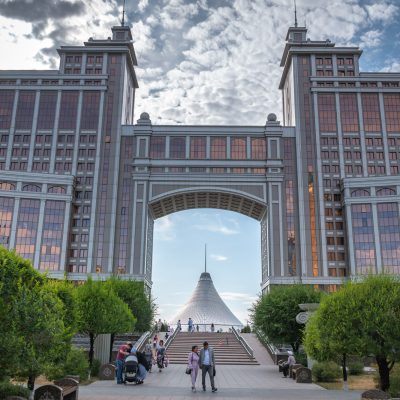 Bürogebäude und im Hintergrund Khan Shatyr Mall