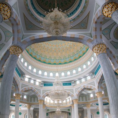 Gebetsraum der Hazret-Sultan-Moschee in Nursultan