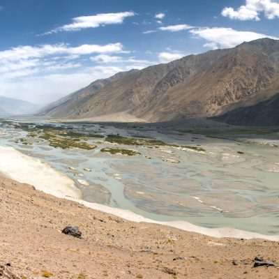 Blick auf den Grenzfluss Pandj zwischen Tadschikistan und Afghanistan
