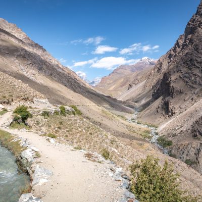 Wanderung entlang der alten Bewässerungskanäle Richtung Pik Engels