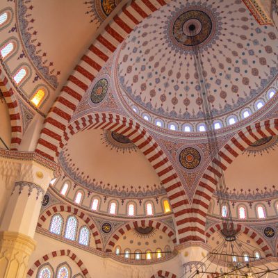 Innenansicht der  Ertugrul Gazi Moschee