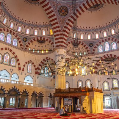 Innenansicht der  Ertugrul Gazi Moschee