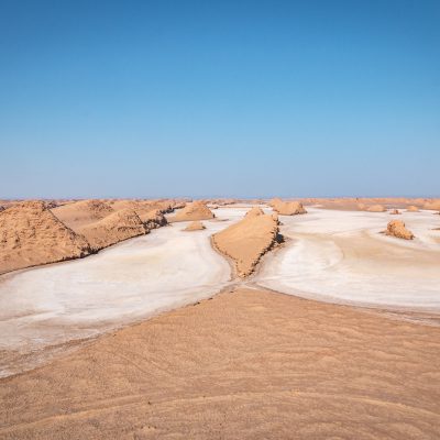 entstanden durch einseitige Winderosionen, die das Sedimentgestein 
herausgeschliffen haben