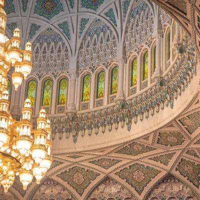 Eindrucksvolle Kuppel in der Großen Sultan-Qabus-Moschee in Muskat