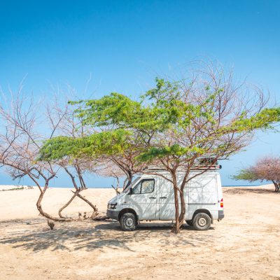 Schattenplatz am Strand von As Sifah