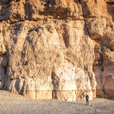 Auf der Suche nach der richtigen Kletterroute im Wadi Daiqa